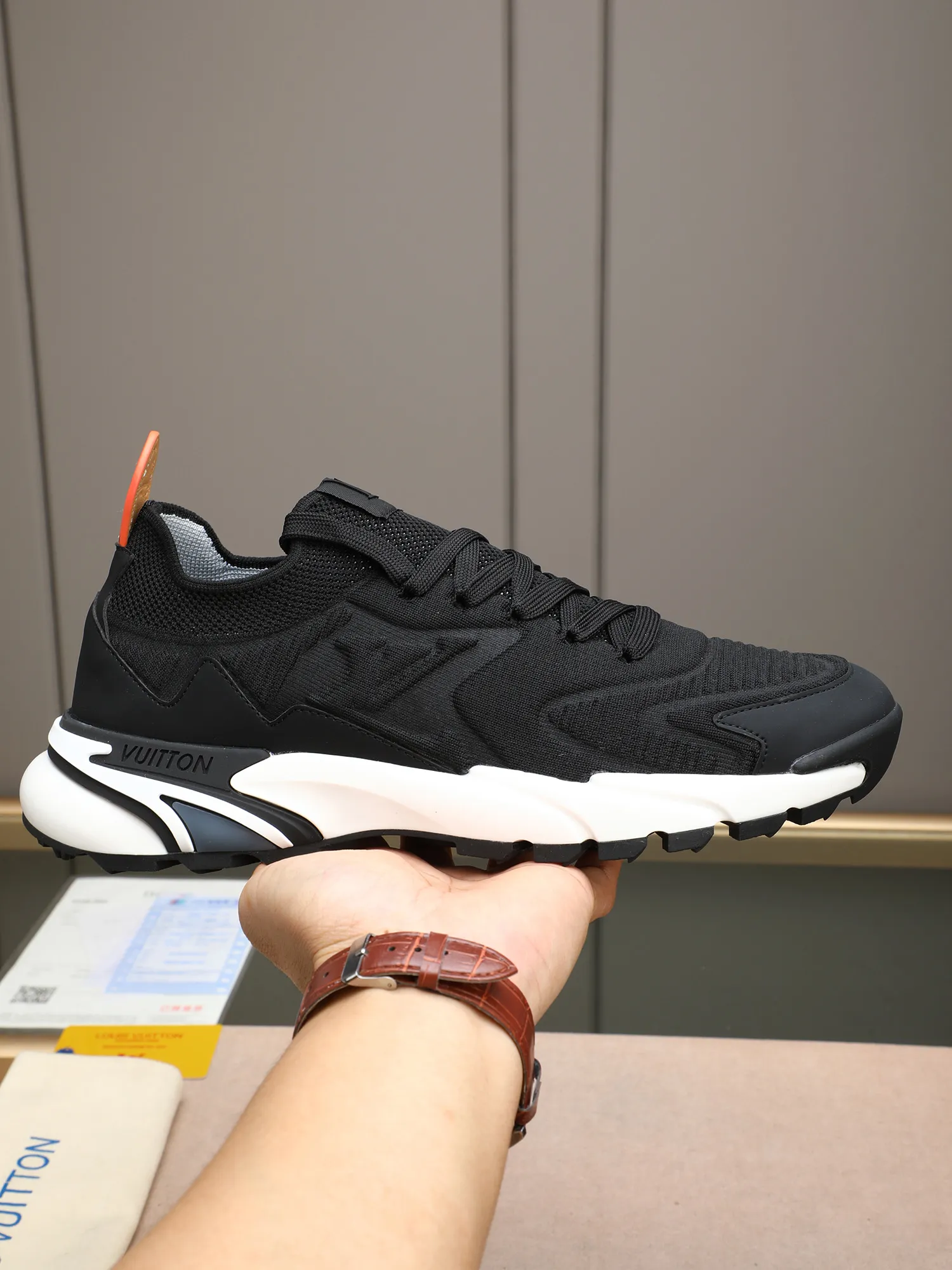 Men's Men's Shoes 💰580 LV Louis Vuitton L Jialu Brand Runner Tatic Series Thick Sole Casual Sports Shoes Running Shoes Original purchase, development and production This LV Runner Tatic sports shoe is blended with fly woven fabric material to interpret the inspiration of traditional mountaineering shoes. The LV letters are written on one side, the Louis Vuitton logo, and the light and wear-resistant rubber outsole completes the whole package. The delivery counter is exquisitely packaged🛍📦 ▪️Fabrics: Original imported custom fly-woven fabric ▪️Inner lining: Original custom-made breathable mesh ▪️Sole: Original open-molded anti-slip rubber combination material ▪️Sole thickness: 4CM ▪️Size: Men's 38-44 (45 custom-made)